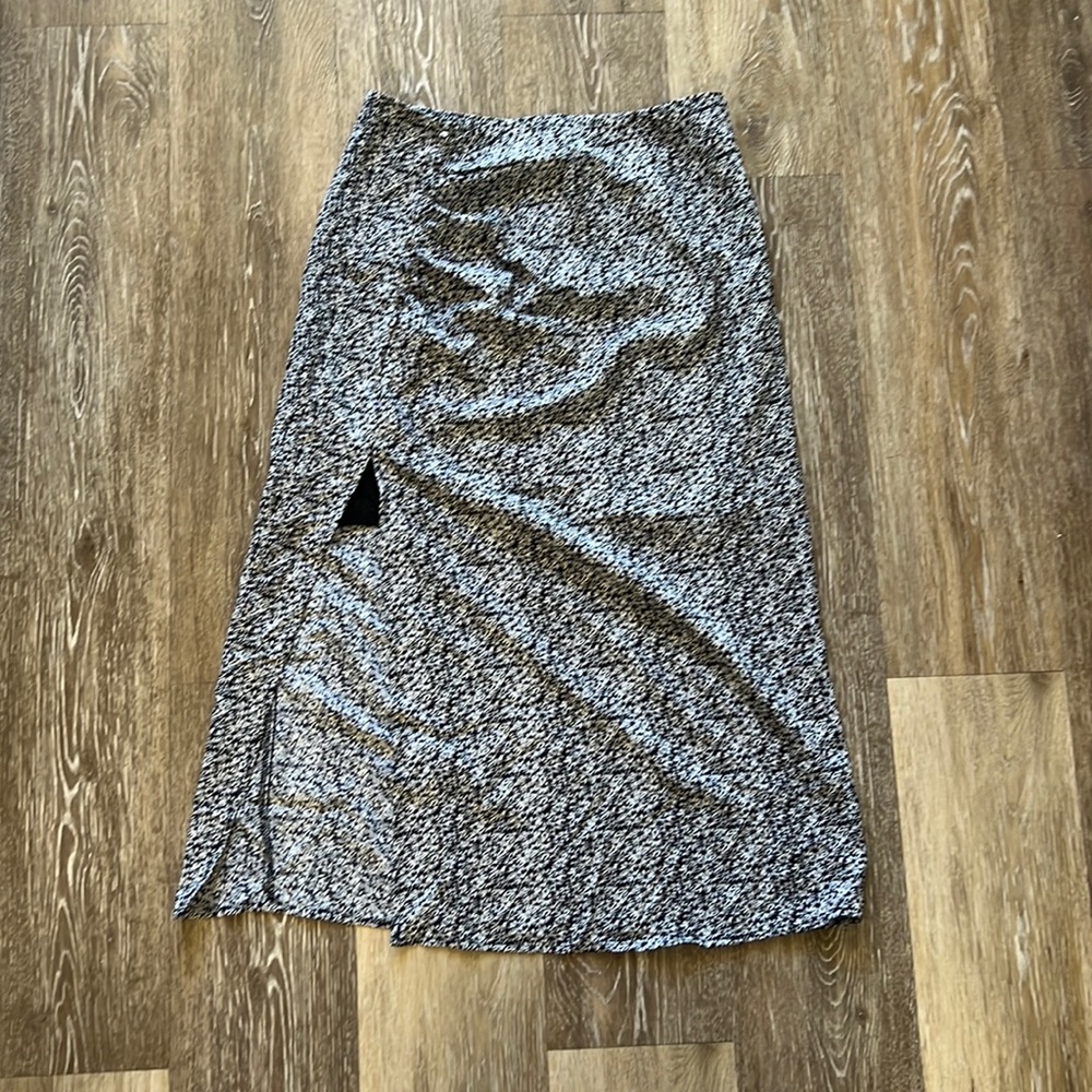 Trendy mid-calf black/white floral loose skirt